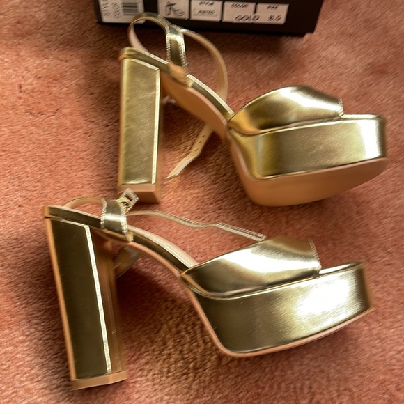 Lulus gold dressy /wedding shoes almost new - Picture 5 of 17